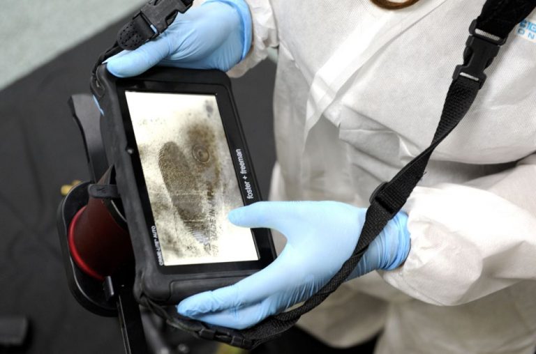 Examining fingerprints with the Crime-lite AUTO